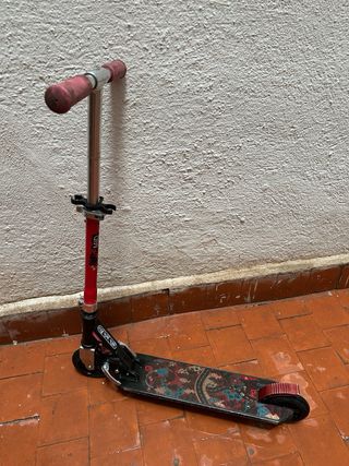 Patinete infantil rojo y negro