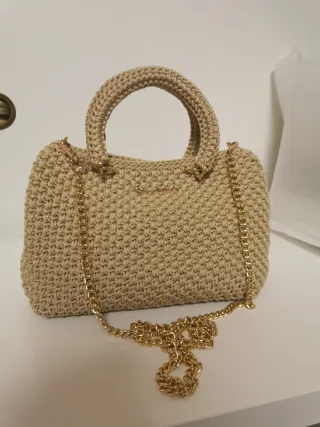 Borsa intrecciata beige con catena dorata