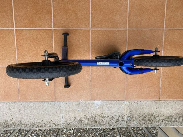 Bicicleta sin pedales Strider azul
