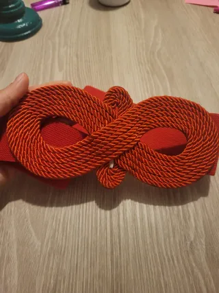 Cinturón elástico rojo con adorno