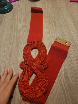 Cinturón elástico rojo con adorno