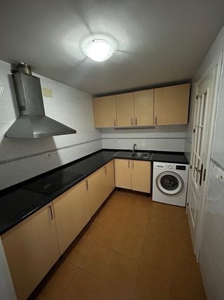 Puerta blanca interior con manilla dorada