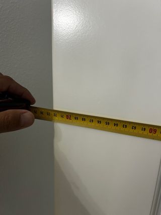 Puerta blanca interior con manilla dorada