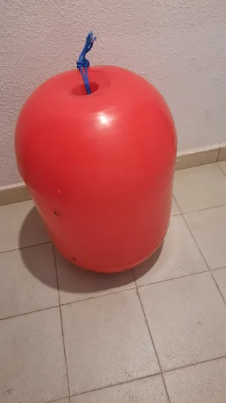 Boya de fondeo o amarre roja.