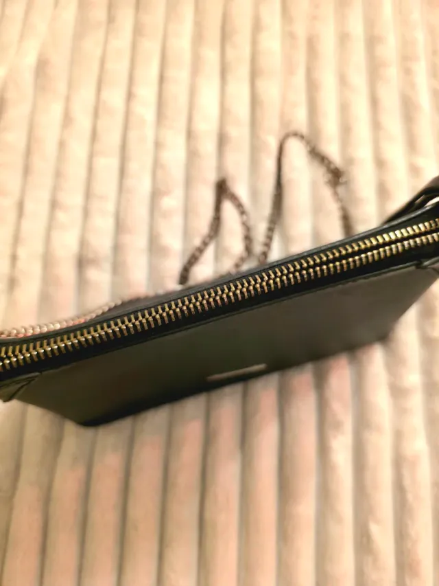 Bolso negro Bershka cadena