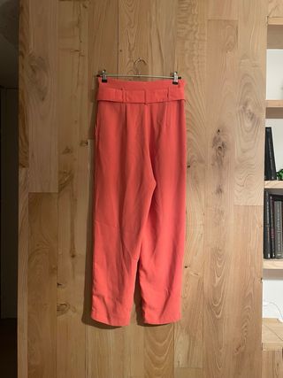 Pantalón color salmón con cinturón