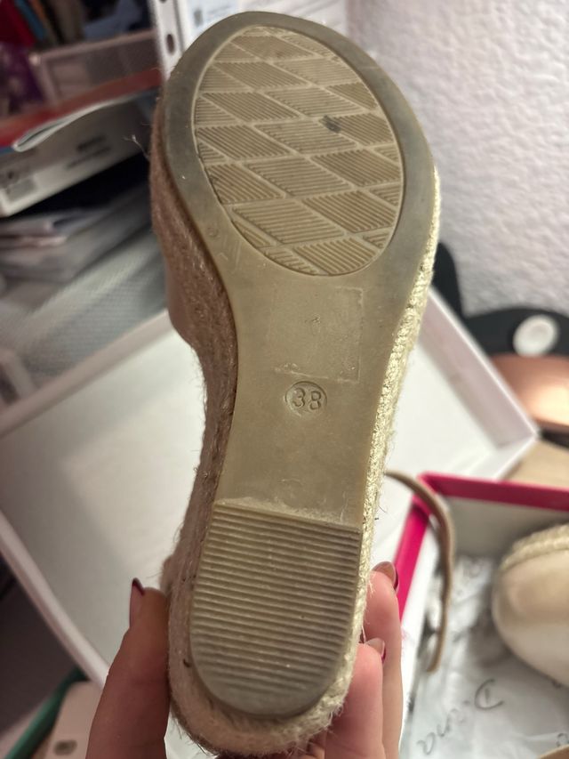 Cuñas beige/dorado con tiras