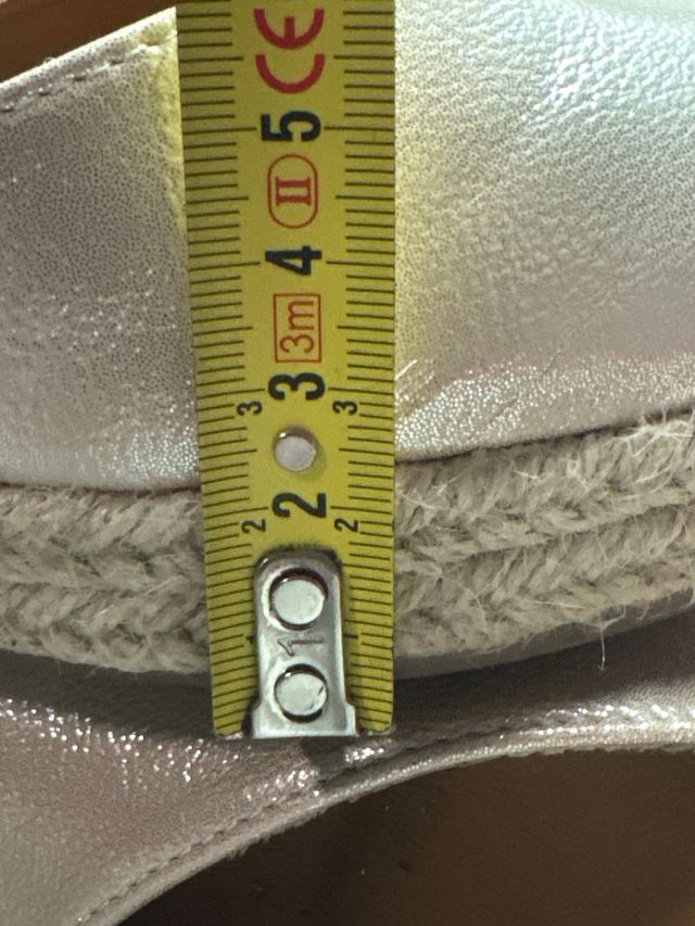 Cuñas beige/dorado con tiras