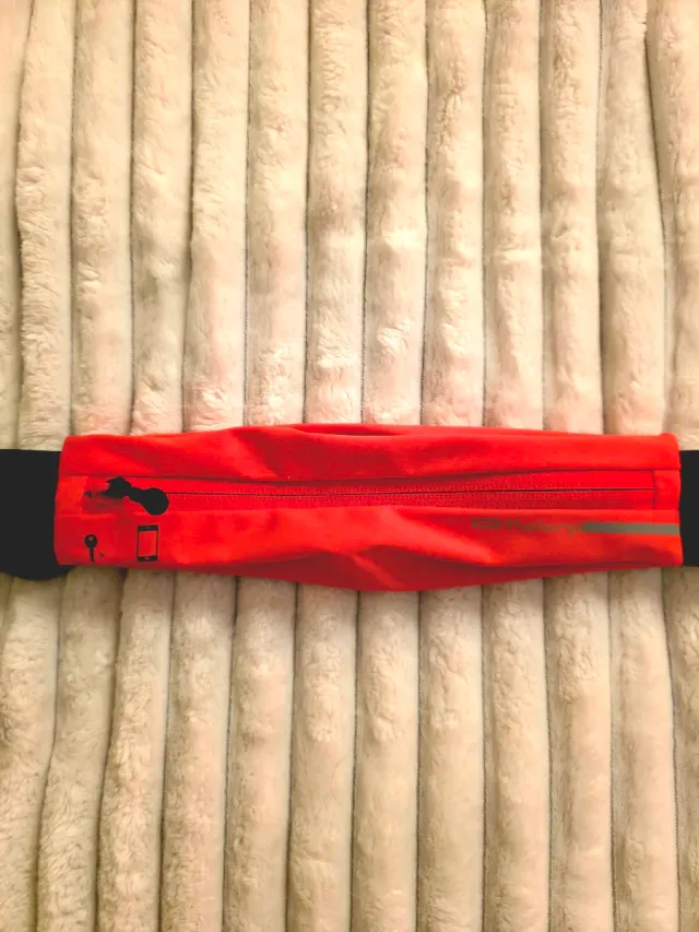 Riñonera deportiva Decathlon roja y negra