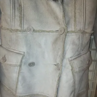 Abrigo Bershka beige con cuello de pelo