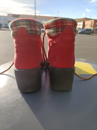 Botas rojas con cordones