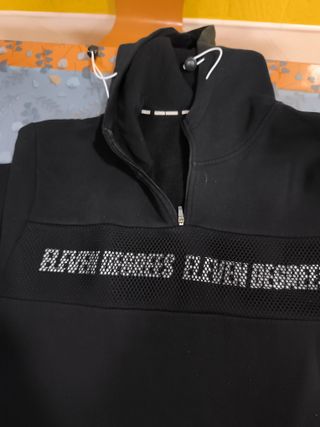 Sudadera Eleven Degrees Negra Media Cremallera