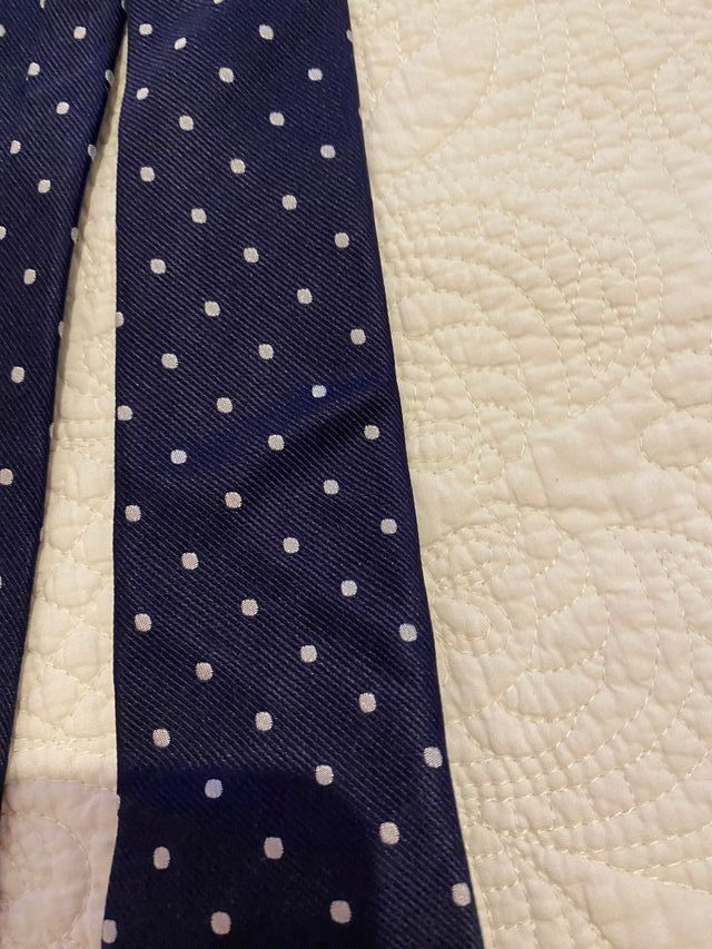 Corbata Scalpers azul con puntos blancos,