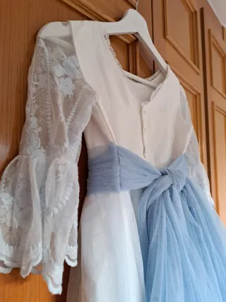 Vestido diseñadora Elaya Comunión Blanco y Azul.