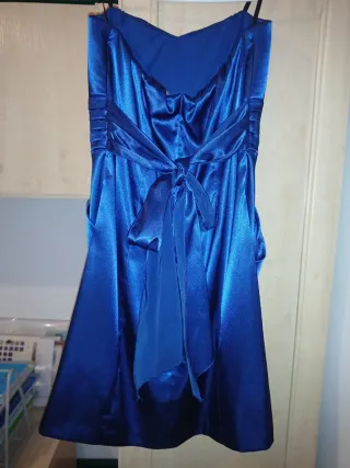 Vestido de fiesta azul con escote palabra de honor