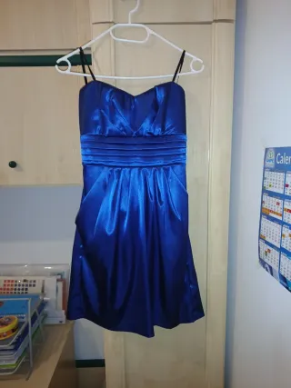 Vestido de fiesta azul con escote palabra de honor