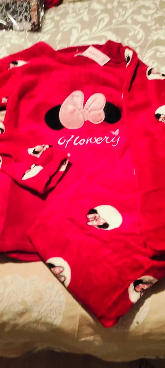 Pijama Minnie Mouse Rojo Talla M TELA PELUCHE .