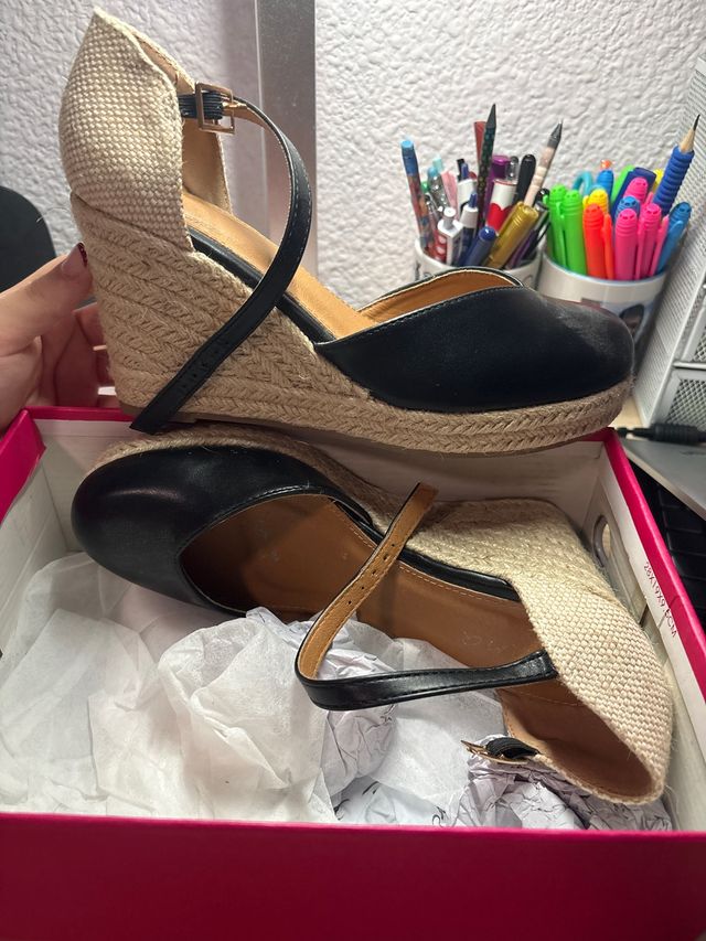 Cuñas negras polipiel y esparto