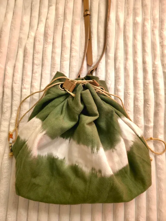 Bolso de hombro verde y blanco