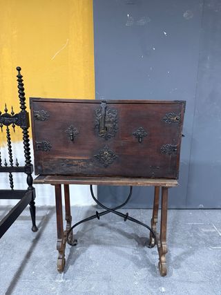 Bargueño antiguo de madera con herrajes