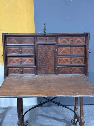 Bargueño antiguo de madera con herrajes