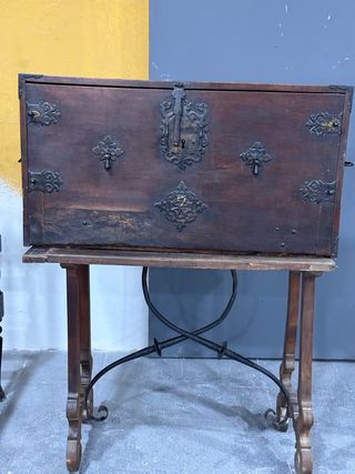 Bargueño antiguo de madera con herrajes