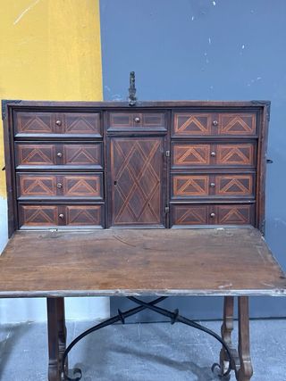 Bargueño antiguo de madera con herrajes