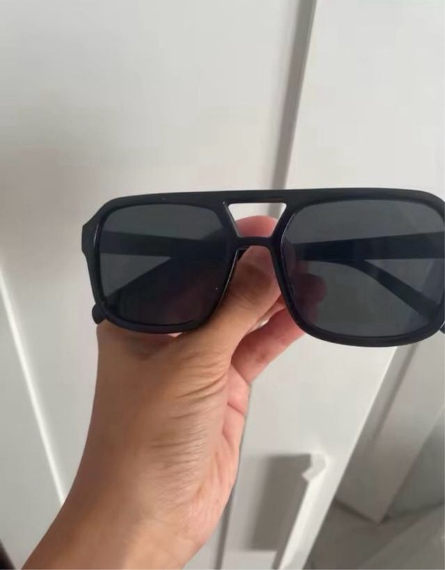 Gafas de sol negras nuevas