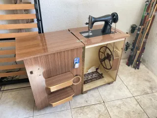 Máquina de coser Alfa antigua