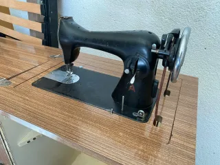 Máquina de coser Alfa antigua