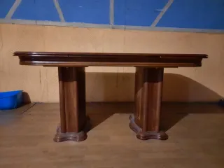 Mesa de comedor de madera noble