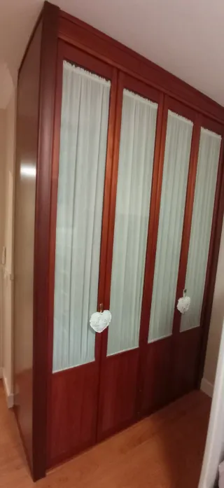 Armario de madera con puertas de cristal