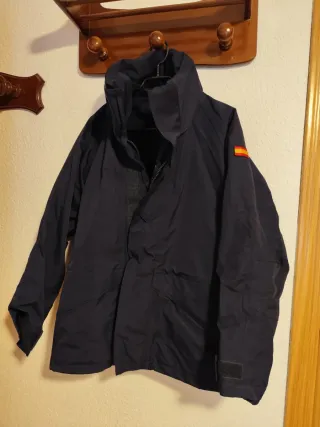 Chaquetón azul marino con bandera