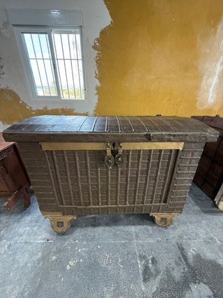 Arca de madera y metal decorada