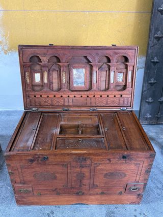 Arca de madera y metal decorada