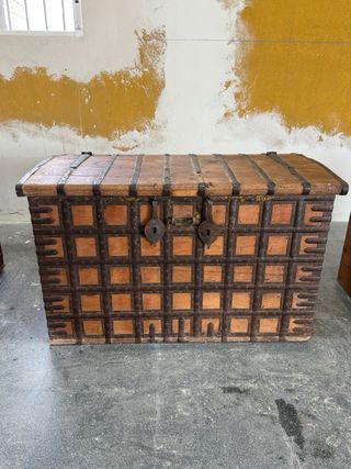 Arca de madera y metal decorada