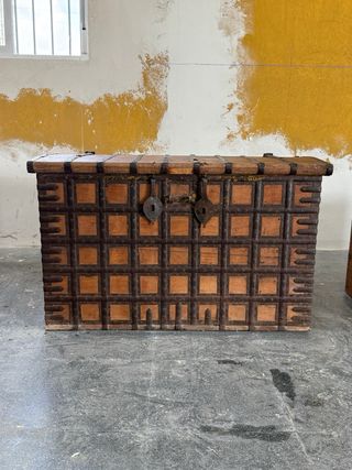 Arca de madera y metal decorada