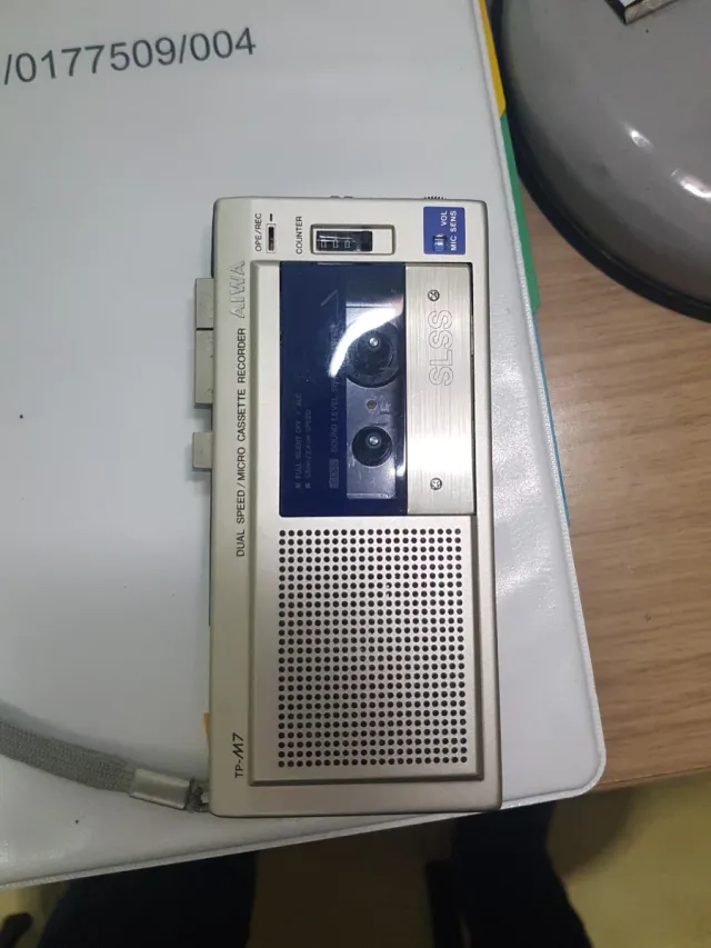 Antigua grabadora tipo Walkman Aiwa TP-M7