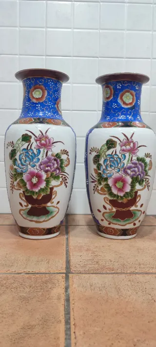 Vasi cinesi in ceramica dipinti a mano