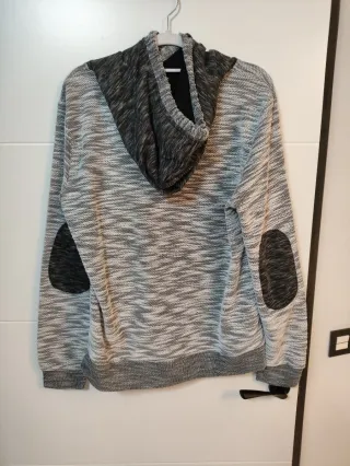 Sudadera con capucha gris y blanco