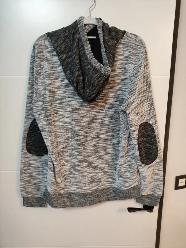 Sudadera con capucha gris y blanco
