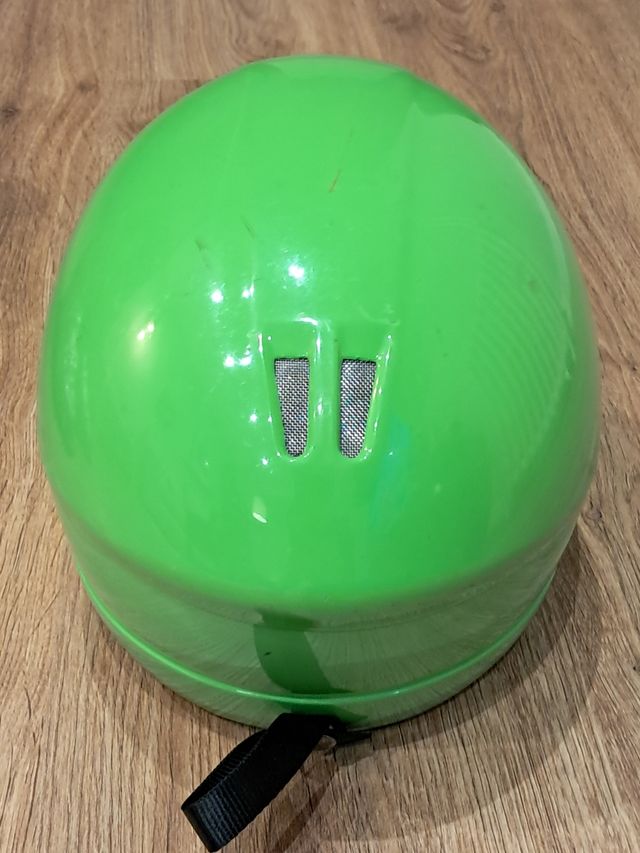 Casco de esquí infantil.