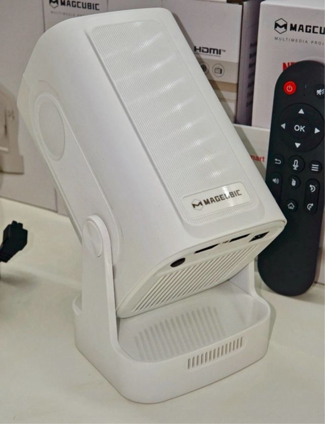 Proyector 4K / 1080p Full HD Blanco y Dorado