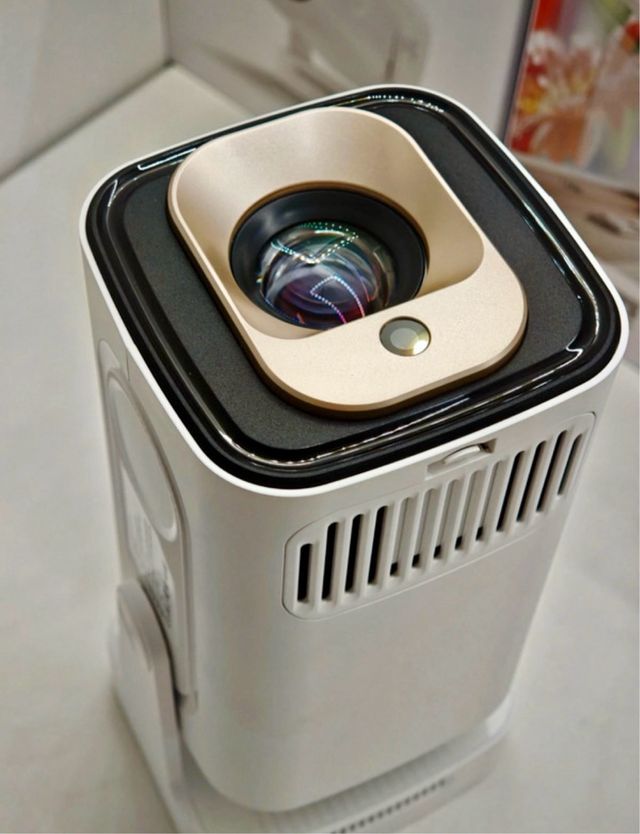 Proyector 4K / 1080p Full HD Blanco y Dorado