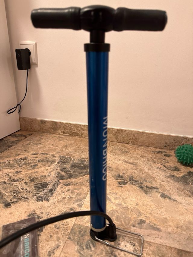 Gonfiatore per bicicletta blu