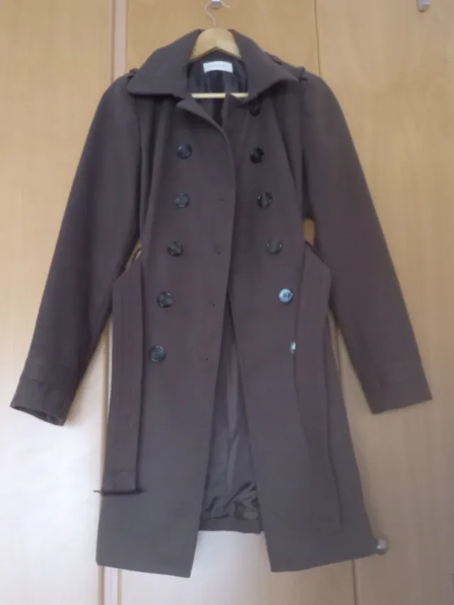 Abrigo entallado marrón doble botonadura