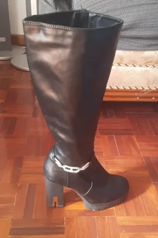 Botas altas negras con cadena