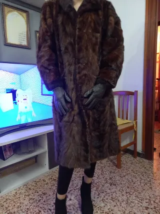 Abrigo de piel marrón y negro