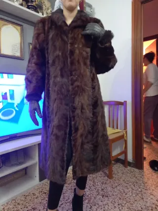 Abrigo de piel marrón y negro