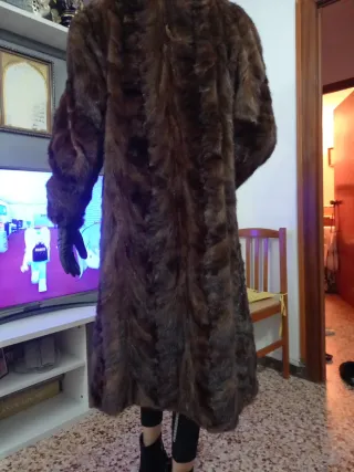 Abrigo de piel marrón y negro